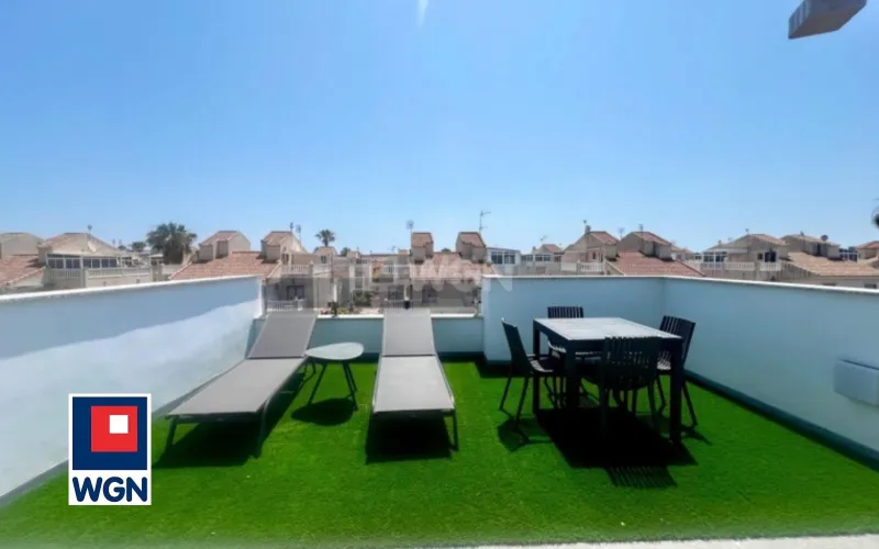 Dom na  sprzedaż Torrevieja - Komfortowy dom z prywatnym basenem, solarium na dachu i widokiem na Różową Lagunę!